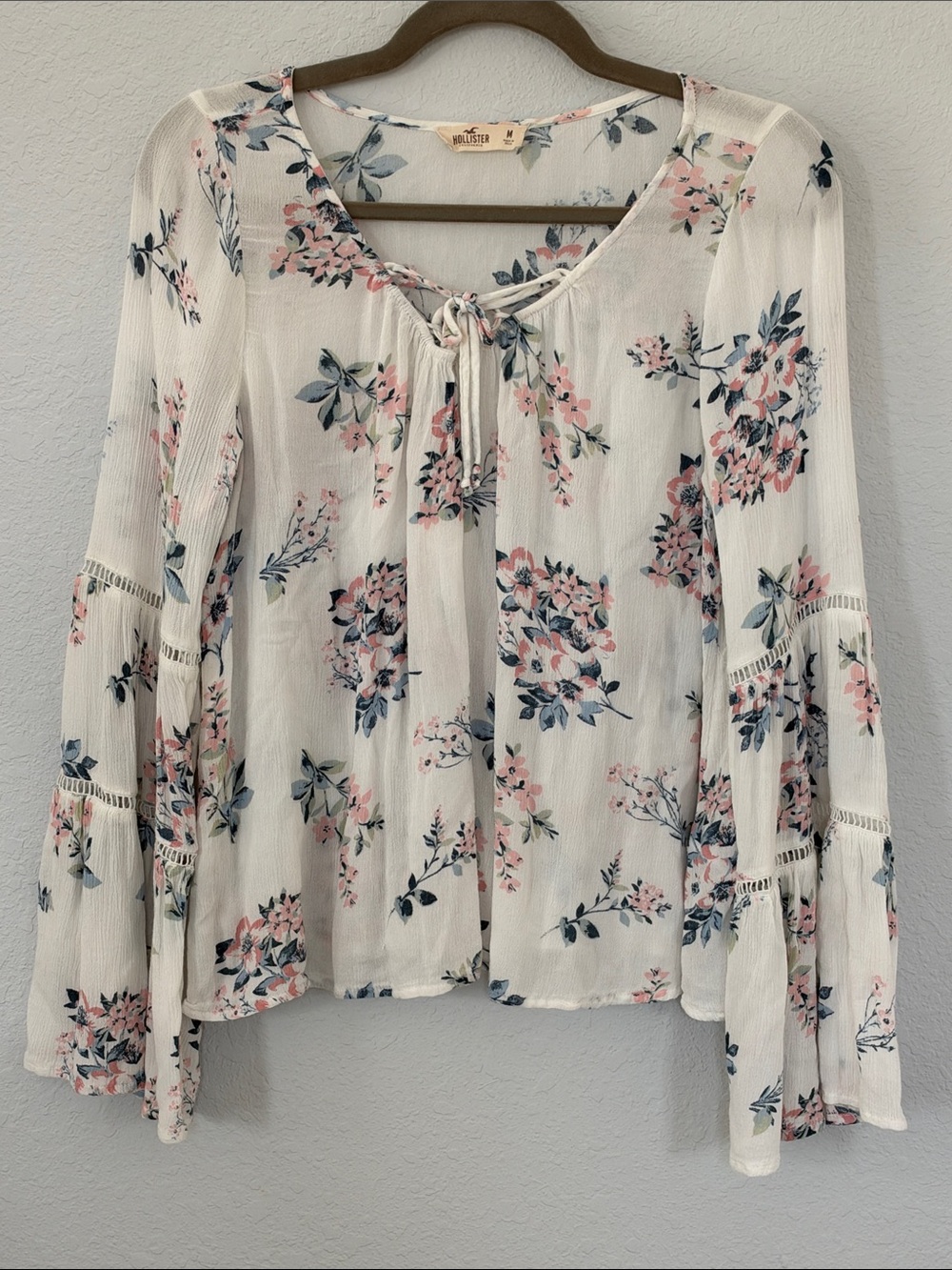 Hollister Floral Bell Sleeve Blouse Women’s M Ivory Pink Blue Boho Tie Neck